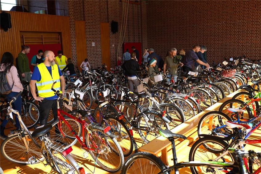 In Weilstetten finden Fahrräder, Helme und Stützräder neue Besitzer