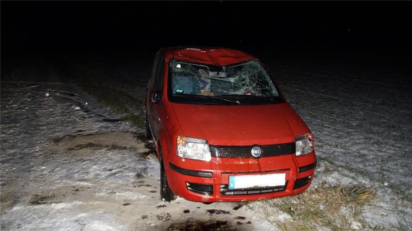 Schneeglätte: Auto fliegt zwischen Geislingen und Erzingen aus der Kurve