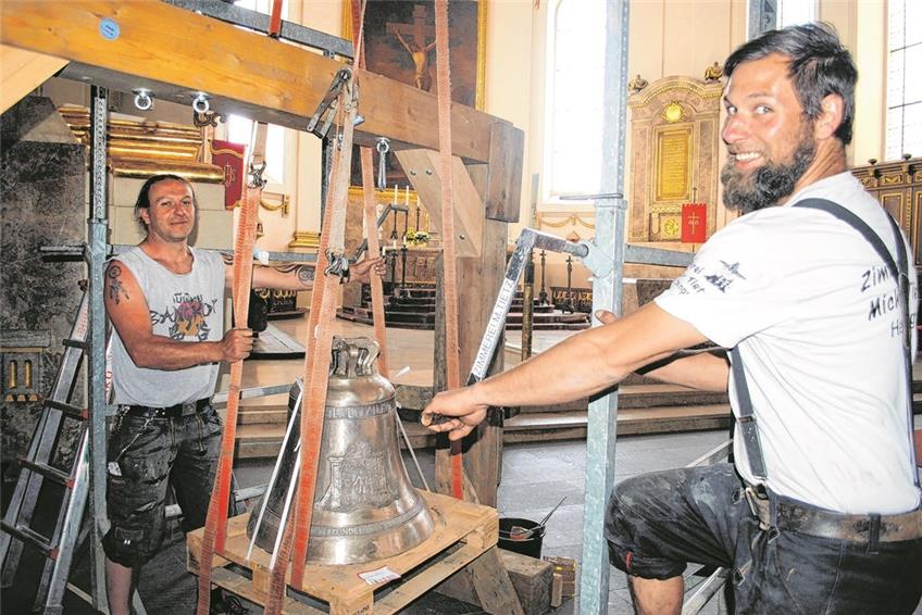 Zimmerleute hängen die neuen Glocken in St. Jakobus auf
