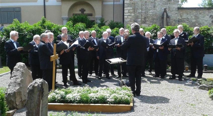 Chor singt am Grab von Hermann Schwörer
