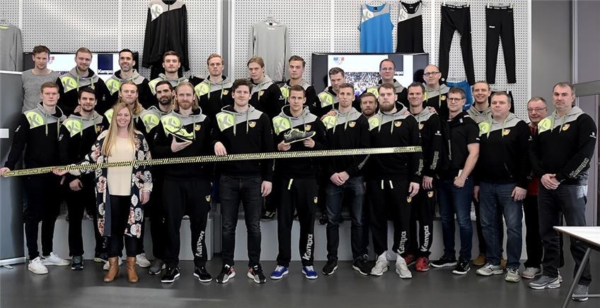 Isländische Handballer besuchen Kempa in Balingen