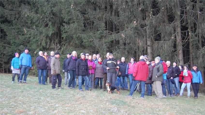 Mitglieder des Sportvereins Roßwangen gehen mit dem Förster in den Wald