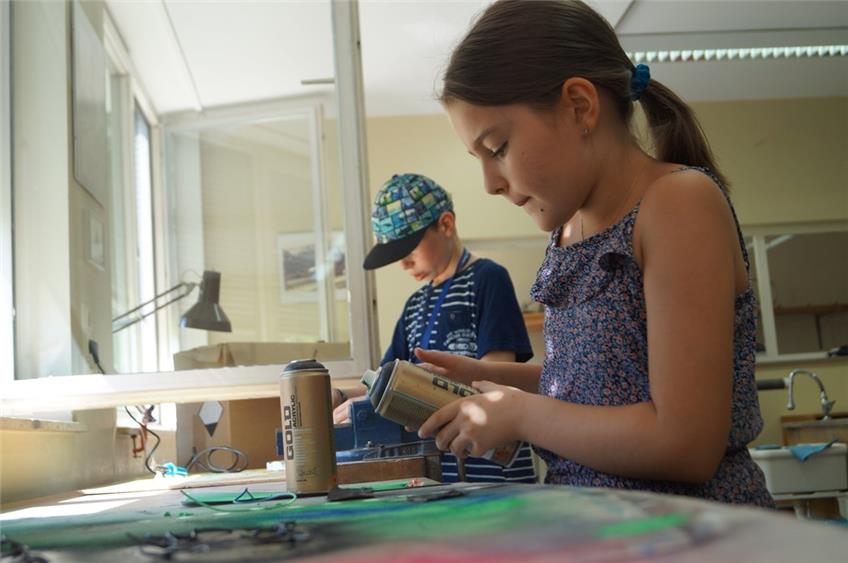 Junge Künstler basteln für den Kreiselwettbewerb