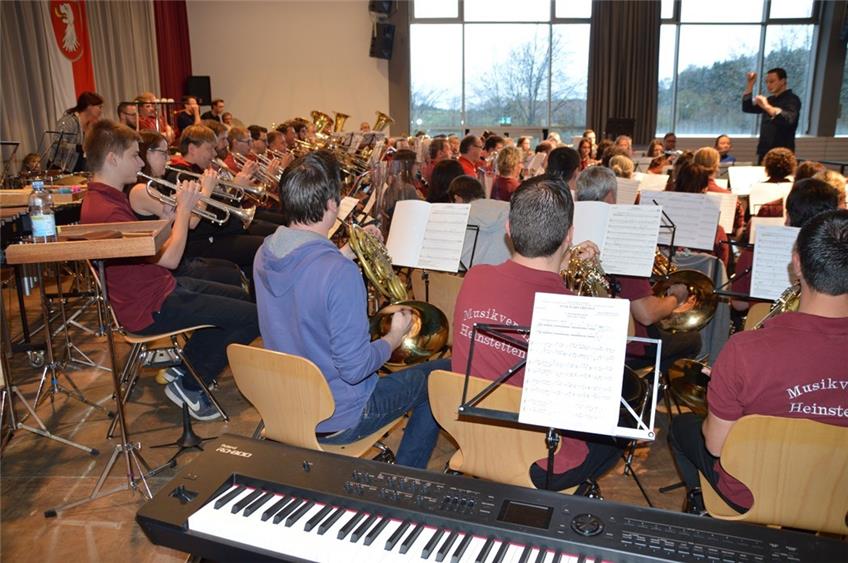Heinstetter Musiker erhalten beim Lehrkonzert mit dem LBO Tipps von den Profis
