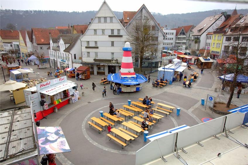 Hamburger Marktschreier werben in Ebingen lautstark um Kunden