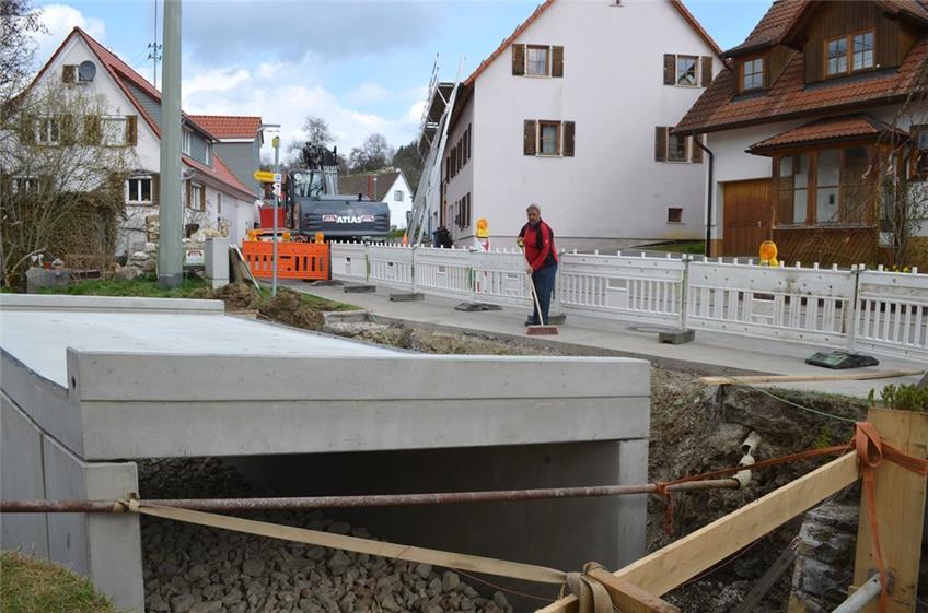 Baufirma setzt neue Brücke in den Waldhausbach