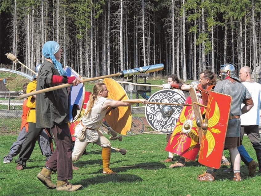 Bewaffnete Kelten fallen bei den Römern ein