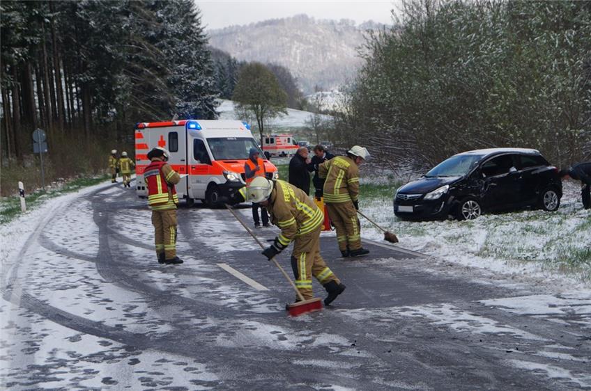 Sommerreifen auf Schnee: Schwerverletzte bei Lautlingen