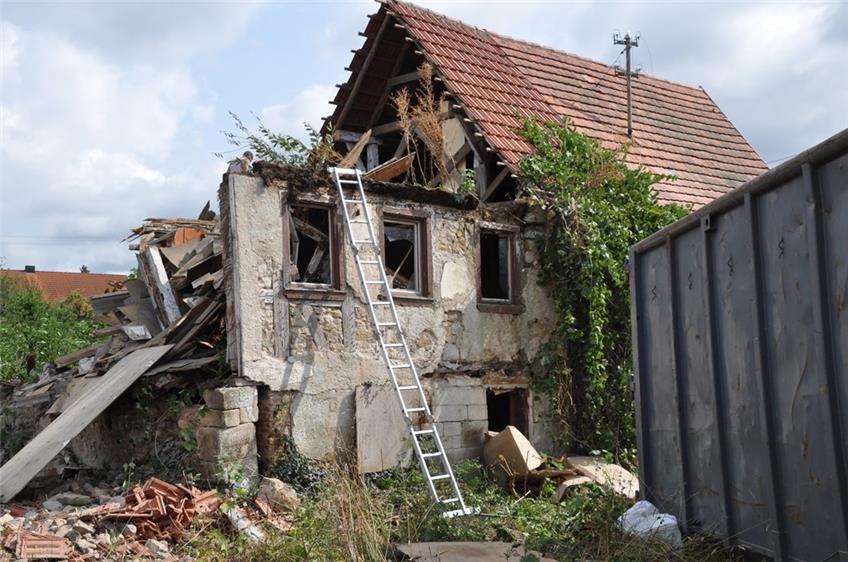 Einsturzgefährdetes Haus wird abgerissen