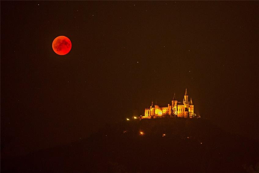 Foto des Tages: der Blutmond über der Burg Hohenzollern