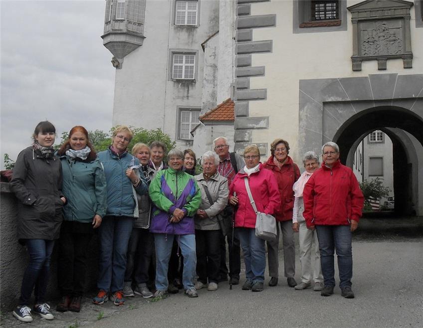 Albvereinler aus Frohnstetten besuchen die Kirche in Scheer