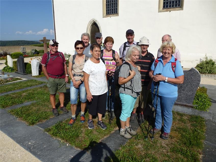 Wanderfreunde besuchen die Wurmlinger Kapelle