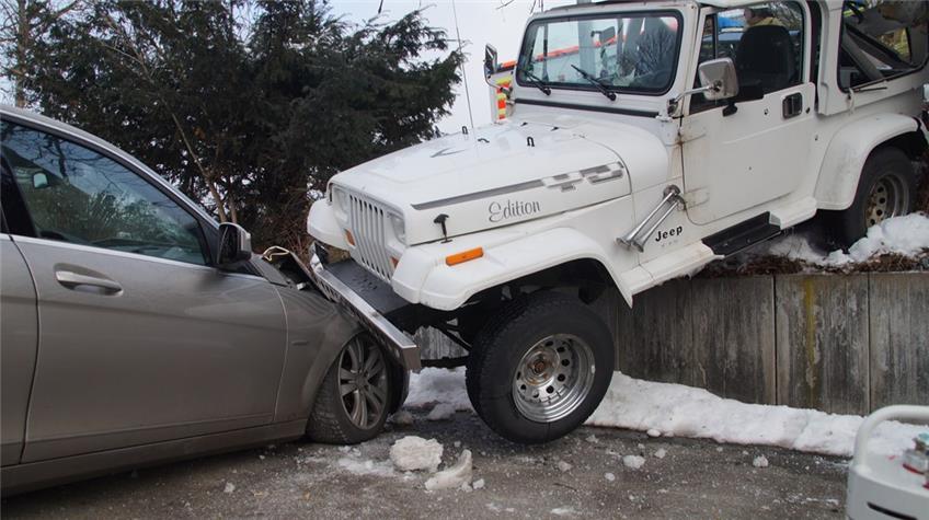 Fahrerin mit Alkohol im Blut: Jeep landet auf geparktem Auto