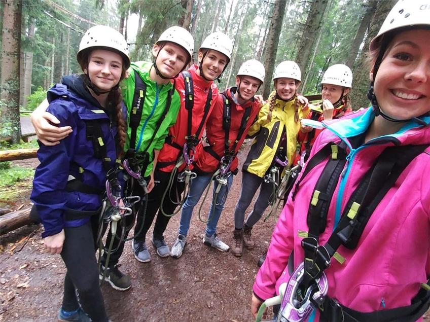 Schömberger Realschüler als Team im Kletterwald