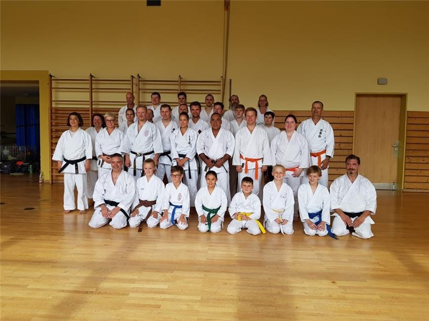 Karatelehrer Carlos Molina bringt Lehrgangsteilnehmer in Schörzingen ins Schwitzen