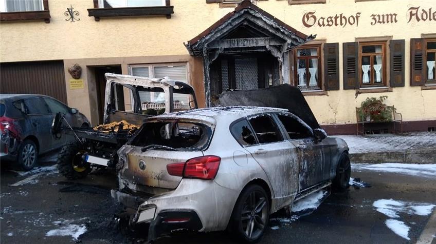 Drei Fahrzeuge brennen vor Ratshausener Gasthof Adler