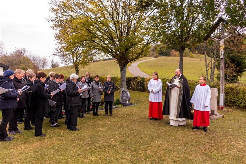 Kirchenchor umrahmt Feier auf dem Friedhof