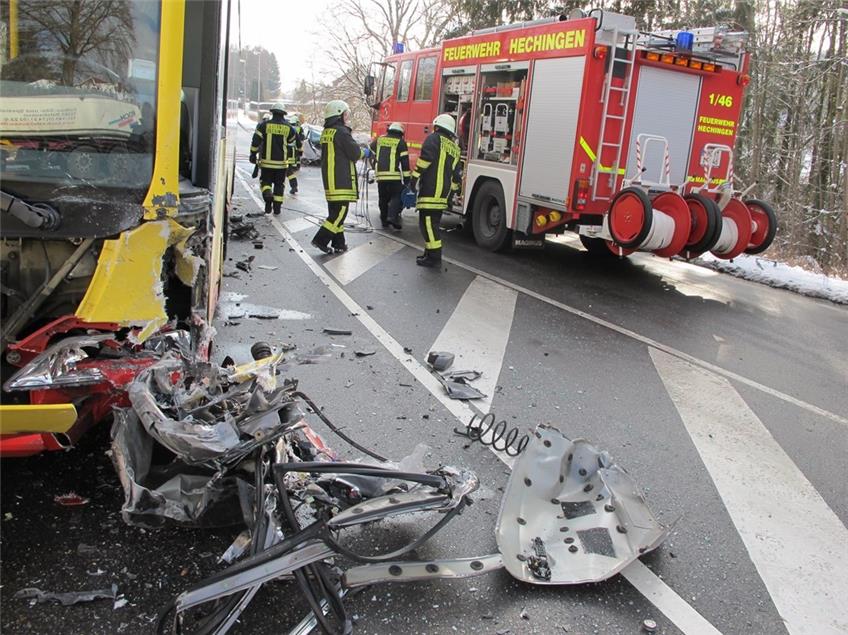 Autofahrer stirbt bei Frontalzusammenstoß mit Linienbus