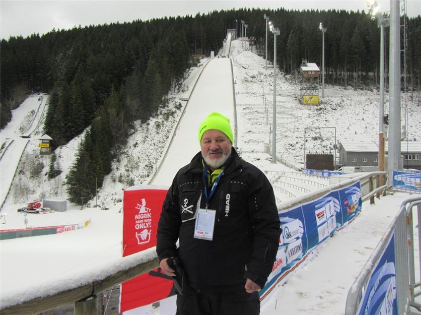 Karle Seemann als Helfer beim Skisprungweltcup in Titisee-Neustadt dabei