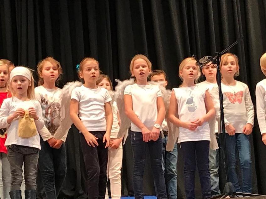 Grundschüler basteln und singen