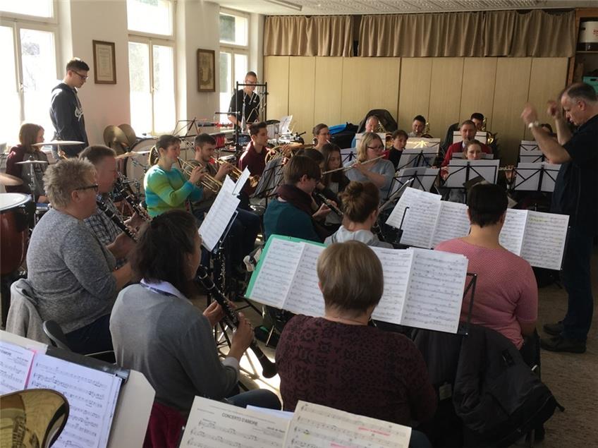 Musikkapelle Pfeffingen probt für Kirchenkonzert