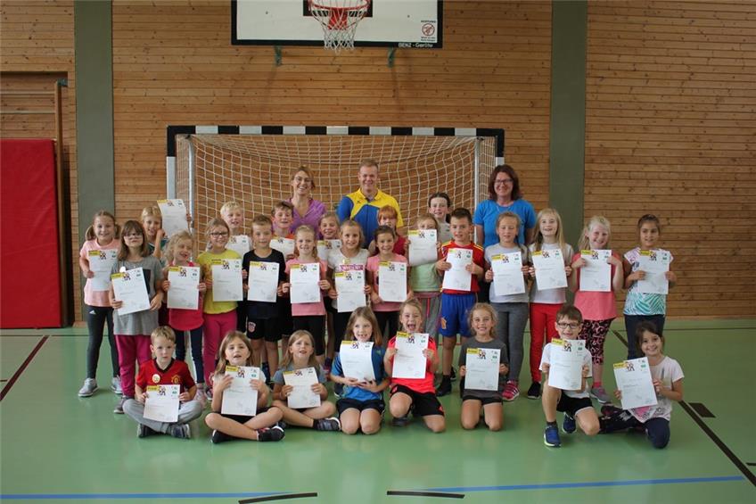 Schmidener Grundschüler trainieren beim Handball-Aktionstag