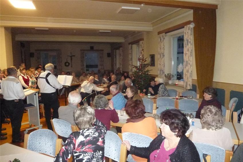 Singkreis überrascht Senioren von St. Josef mit singender Säge