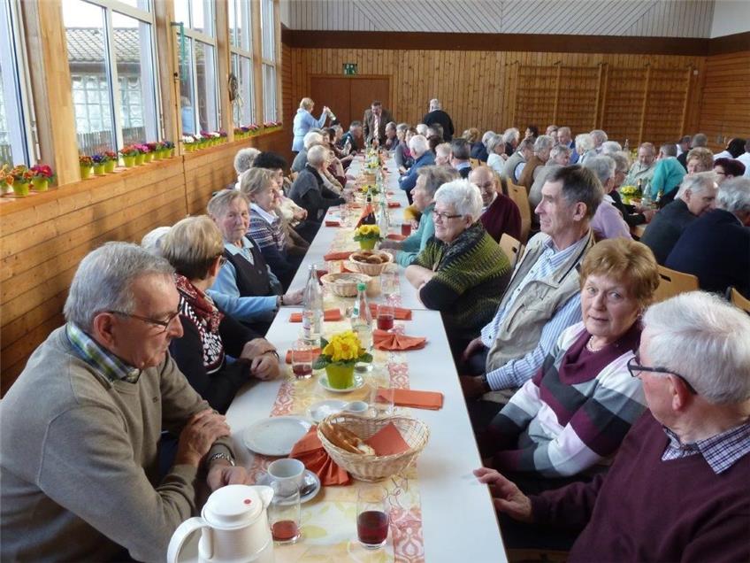 Ehemaliger Dorfpfarrer feiert mit den Täbinger Senioren