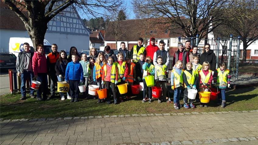 Viele freiwillige Helfer machen am Samstag Rosenfeld und die Stadtteile sauber