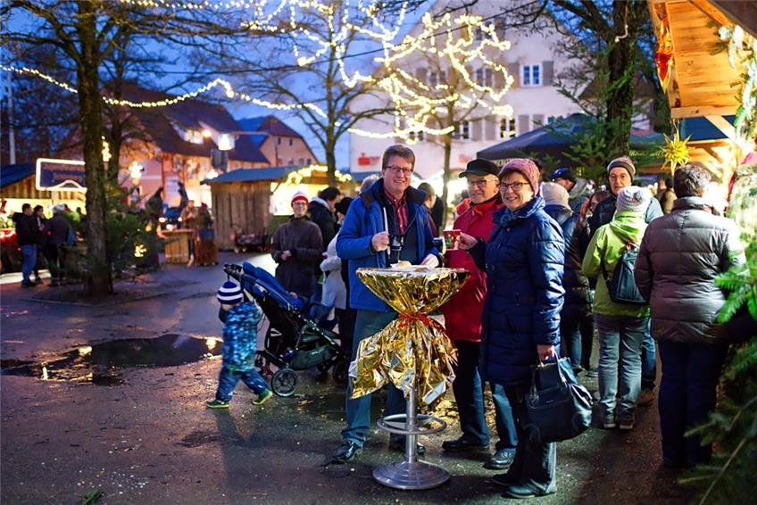 Weihnachtsmarkt in Schömberg: Das Städtle trotzt dem Regen