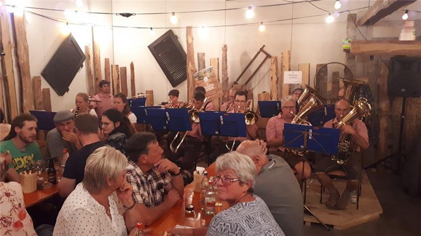 Der Musikverein Engstlatt versorgt die Gäste im „Besen“