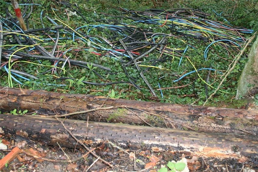 Kabel in Dürrwangen illegal entsorgt – Polizei sucht Zeugen