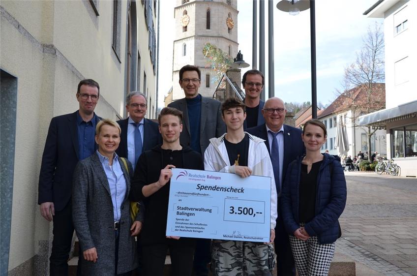 Vertreter der Balinger Realschule übergeben 3500 Euro für die neue Küche