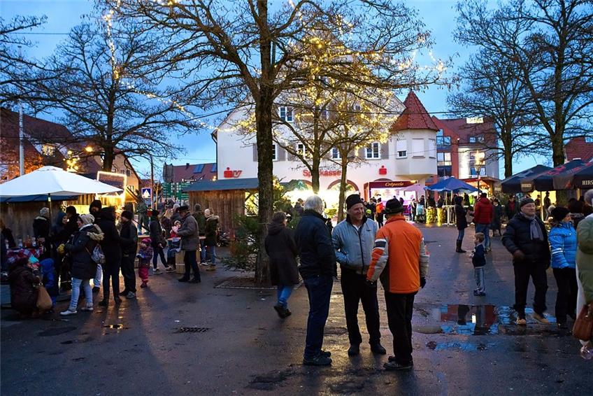 Weihnachtsmarkt in Schömberg: Das Städtle trotzt dem Regen
