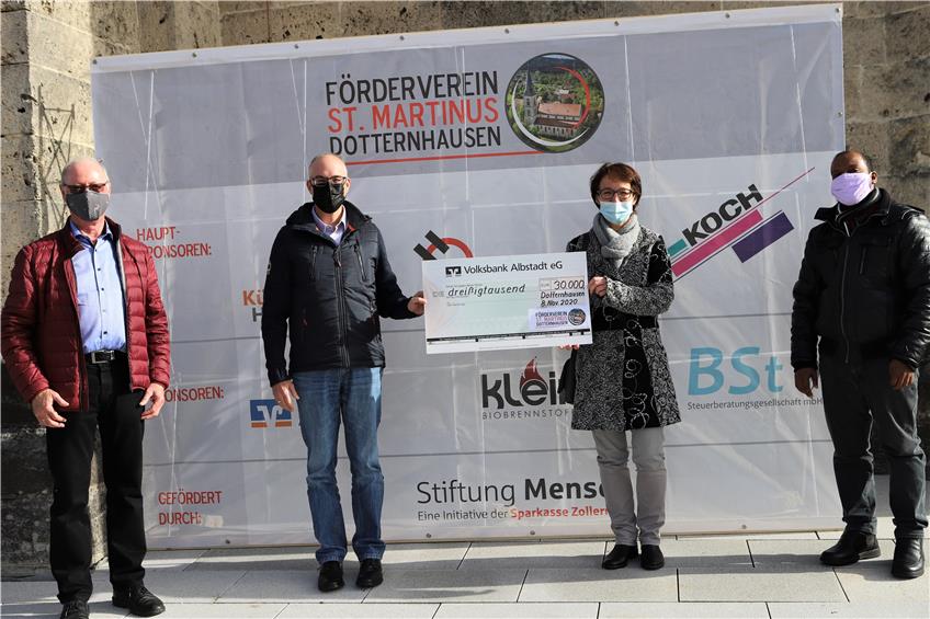 Sanierung von Dotternhausens St. Martin: Förderverein übergibt 30.000 Euro an Kirchengemeinde