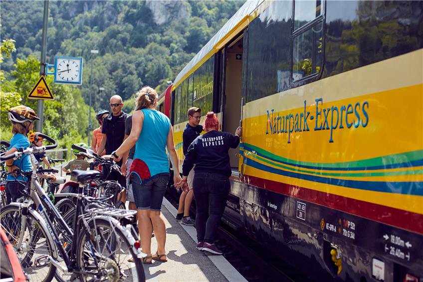 Der Wonnemonat erweckt Lebensgeister: Naturpark-Express nimmt Fahrt durchs Donautal auf