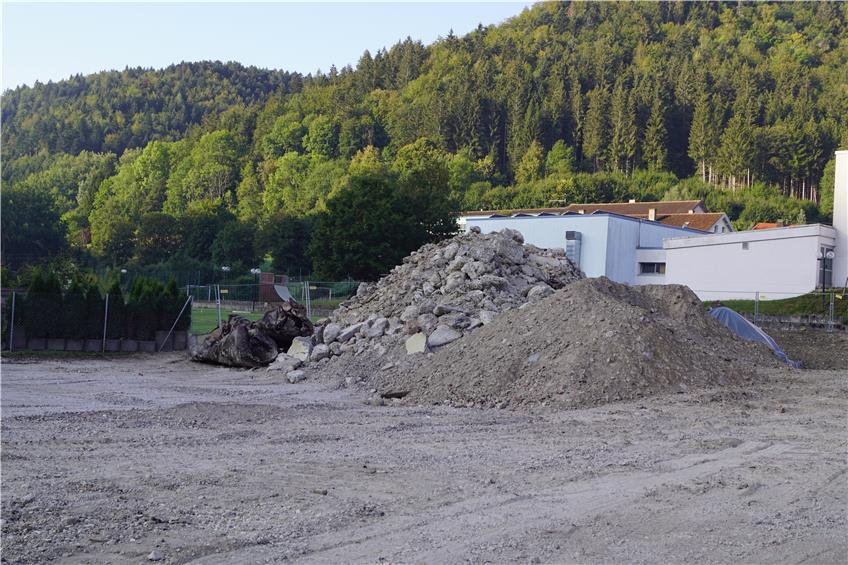 Asbesthaltige Dachpappe auf Areal der alten Samtfabrik Nusplingen steigert die Abbruchkosten