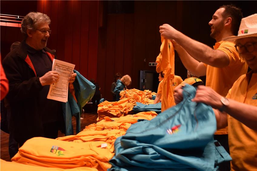 Ehrenamtliche werden eingekleidet: Balinger Gartenschau-Team verteilt T-Shirts und Dauerkarten