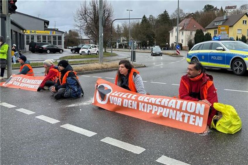 Auf Straße geklebt: Aktivisten der „Letzten Generation“ blockieren B28-Abfahrt in Reutlingen