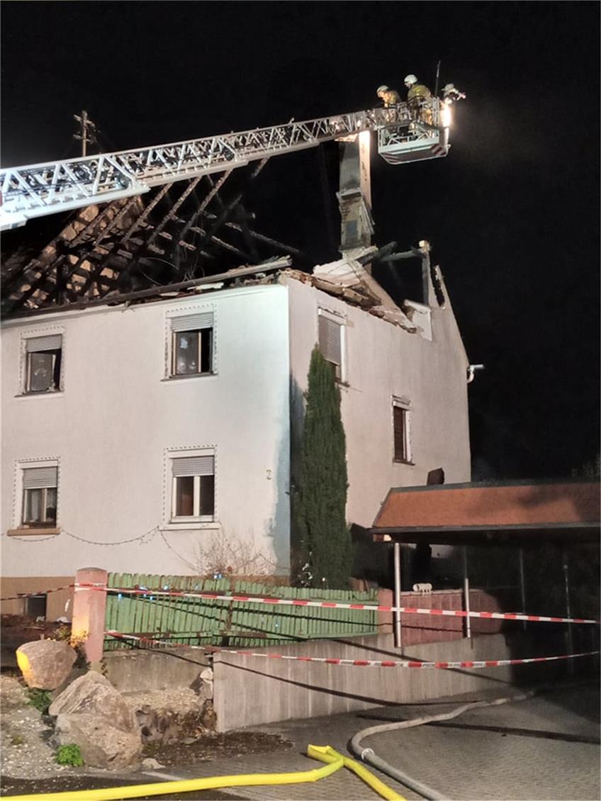 Feuerwehr im Großeinsatz bei Dachstuhlbrand in Lautlingen – 85-Jährige muss in Klinik