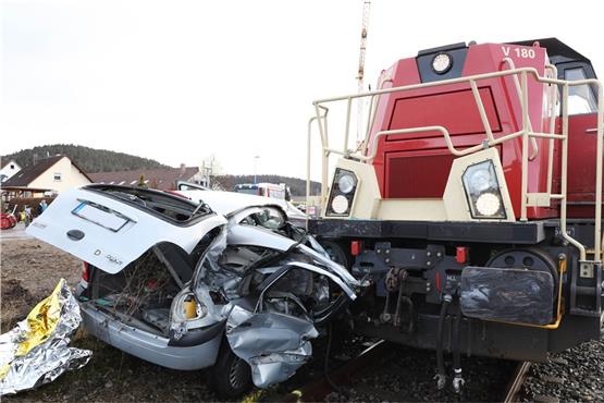 Güterzug erfasst Auto in Rangendingen: Autofahrer wird mit Hubschrauber in Klinik geflogen
