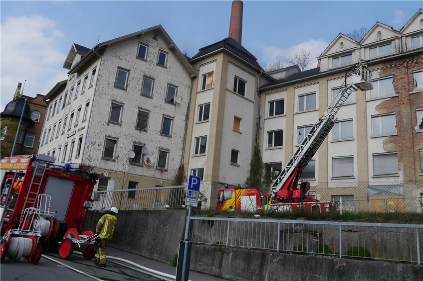 Nach Brand in Ebingen: Altes Gebäude ist einsturzgefährdet und Kripo ermittelt wegen Brandstiftung