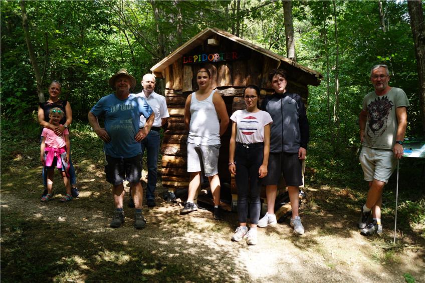 Kooperation trägt Früchte: Schüler bauen Schmetterlingshütte am Hausener Wasserfall auf