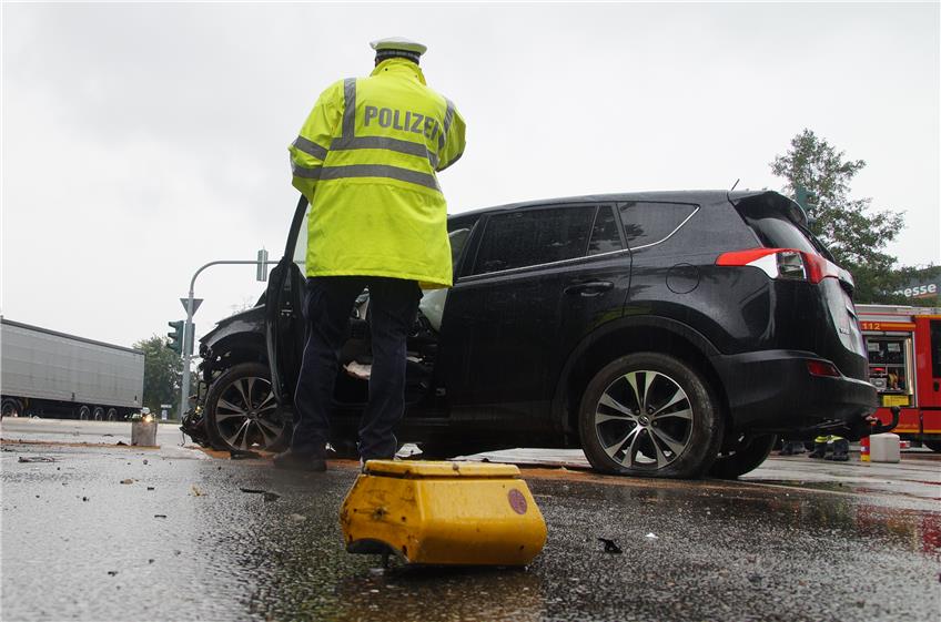 Spektakulärer Unfall beim Balinger Messegelände: Autofahrer fährt Verkehrsmasten und Ampel um