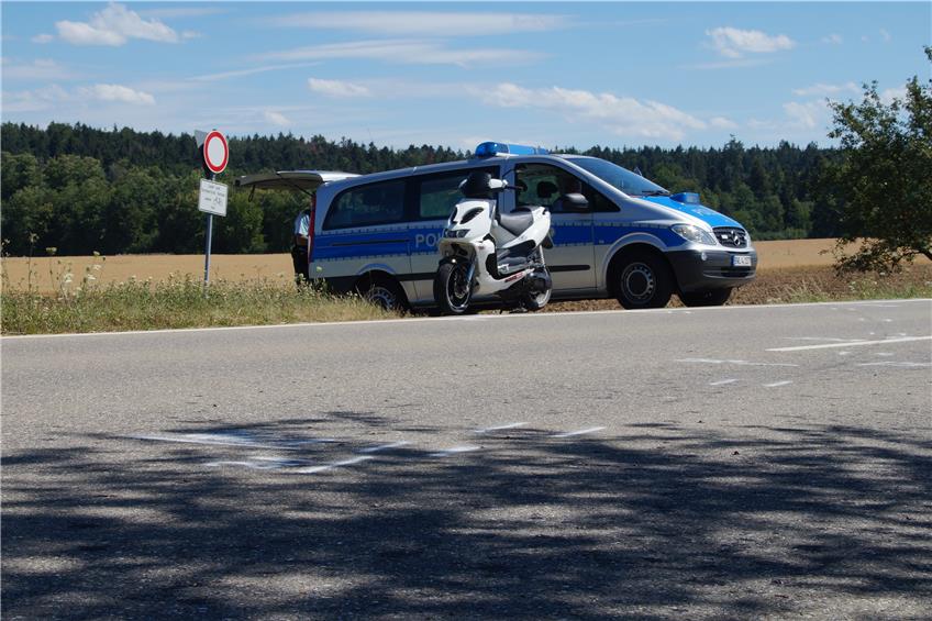 Auto prallt auf Roller: Zwei 15-Jährige bei Unfall nahe Erlaheim schwer verletzt