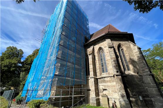 Mitarbeiter des Denkmalamts vor Ort: Warum ein Gerüst am Turm der Balinger Friedhofkirche steht