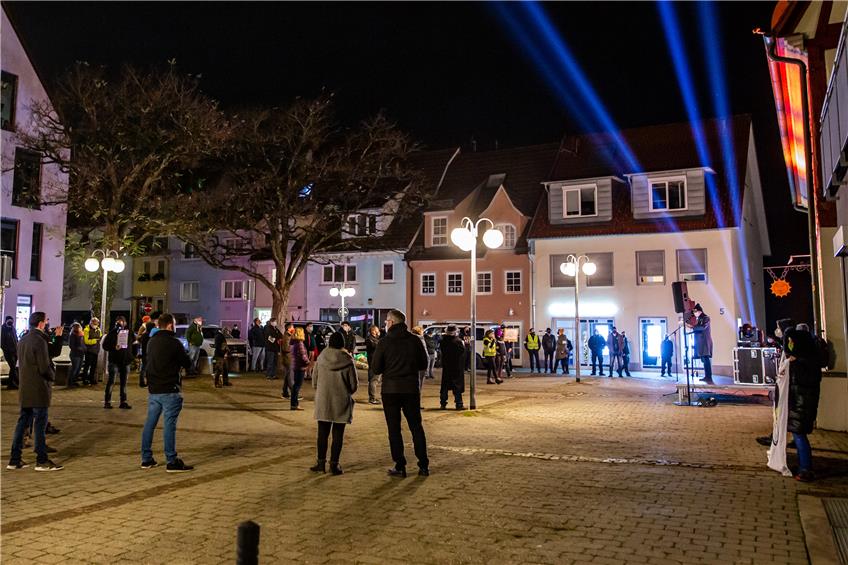 „Lichtspaziergang“ und Gegendemonstration in der Balinger Innenstadt verlaufen friedlich