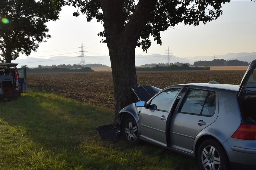 Auto prallt am frühen Mittwochmorgen in Erzingen gegen einen Baum – Fahrer stirbt am Unfallort