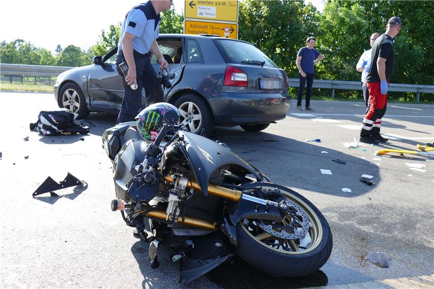 Autofahrerin übersieht Motorrad bei Stetten a.k.M.: 26-jähriger Biker schwer verletzt