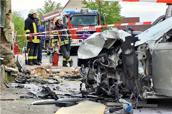 Schwerer Unfall in Grosselfingen: Auto prallt gegen Hauswand, Fahrer wird schwer verletzt